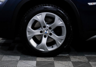 Подержанный автомобиль BMW X1 2012 года (15 фото)