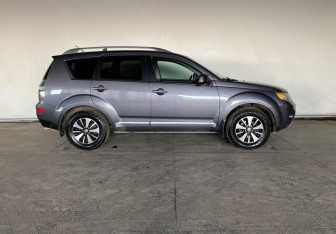 Подержанный автомобиль Mitsubishi Outlander 2007 года (8 фото)