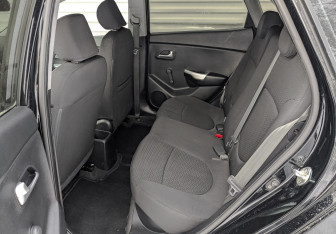 Подержанный автомобиль Kia Rio Hatchback 2012 года (12 фото)