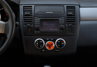 Подержанный автомобиль Nissan Tiida Hatchback 2010 года (10 фото)