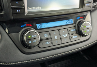 Подержанный автомобиль Toyota RAV4 2018 года (26 фото)