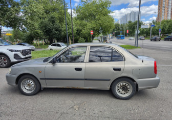 Подержанный автомобиль Hyundai Accent Sedan 2010 года (8 фото)