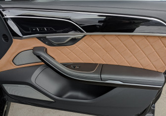 Подержанный автомобиль Audi A8 2023 года (25 фото)