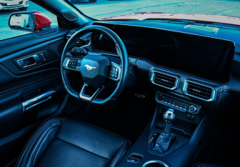 Подержанный автомобиль Ford Mustang Convertible 2024 года (8 фото)