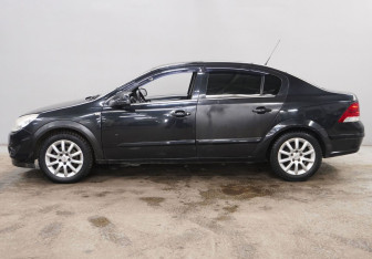 Подержанный автомобиль Opel Astra Sedan 2013 года (7 фото)