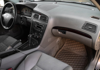 Подержанный автомобиль Volvo S60 2002 года (9 фото)