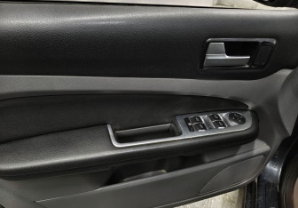 Подержанный автомобиль Ford Focus Sedan 2010 года (14 фото)