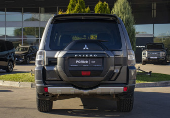 Подержанный автомобиль Mitsubishi Pajero 2014 года (6 фото)