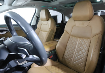 Подержанный автомобиль Audi A8 2019 года (24 фото)