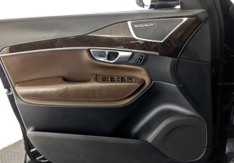 Подержанный автомобиль Volvo XC90 2019 года (19 фото)