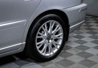 Подержанный автомобиль Volvo S60 2006 года (15 фото)