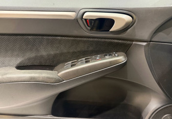 Подержанный автомобиль Honda Civic Sedan 2011 года (17 фото)