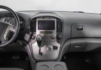 Подержанный автомобиль Hyundai Grand Starex 2016 года (13 фото)