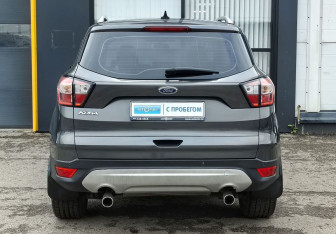 Подержанный автомобиль Ford Kuga 2018 года (6 фото)