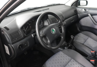 Подержанный автомобиль Skoda Octavia Liftback 2002 года (5 фото)