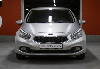 Подержанный автомобиль Kia Ceed Hatchback 2013 года (2 фото)