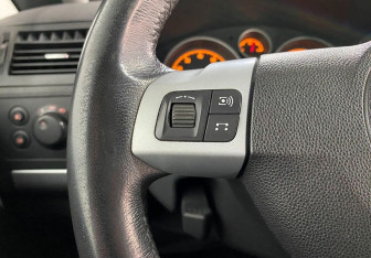 Подержанный автомобиль Opel Zafira Compactvan 2012 года (14 фото)