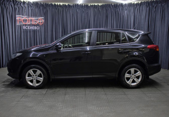 Подержанный автомобиль Toyota RAV4 2015 года (8 фото)