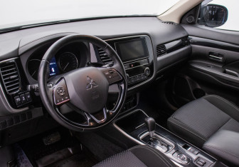 Подержанный автомобиль Mitsubishi Outlander 2019 года (9 фото)