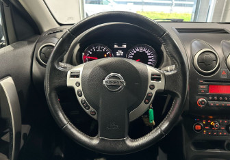 Подержанный автомобиль Nissan Qashqai 2011 года (13 фото)