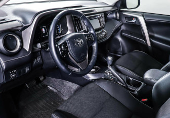 Подержанный автомобиль Toyota RAV4 2015 года (13 фото)