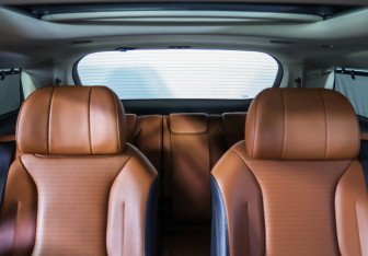Подержанный автомобиль Kia Carnival 2022 года (13 фото)