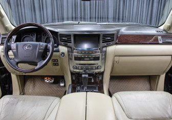 Подержанный автомобиль Lexus LX 2008 года (16 фото)