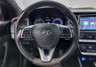 Подержанный автомобиль Hyundai Sonata 2018 года (12 фото)