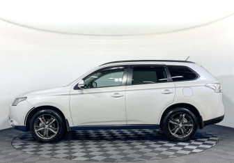 Подержанный автомобиль Mitsubishi Outlander 2013 года (8 фото)