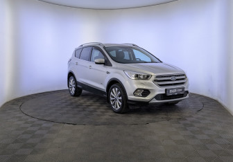 Подержанный автомобиль Ford Kuga 2018 года (3 фото)