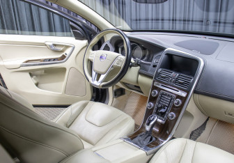 Подержанный автомобиль Volvo XC60 2017 года (10 фото)