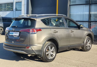 Подержанный автомобиль Toyota RAV4 2017 года (5 фото)