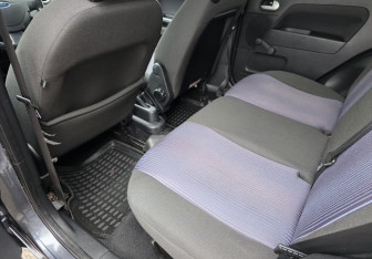 Подержанный автомобиль Ford Fusion 2008 года (10 фото)