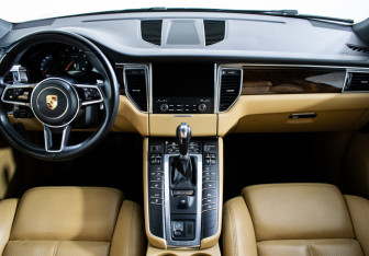 Подержанный автомобиль Porsche Macan 2017 года (11 фото)