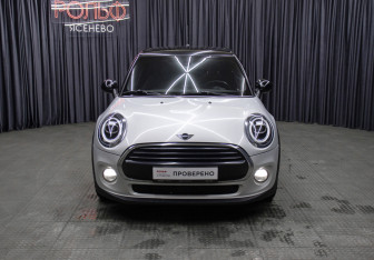 Подержанный автомобиль MINI Hatch 2019 года (2 фото)