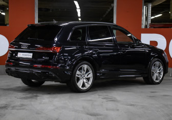 Подержанный автомобиль Audi Q7 2021 года (5 фото)