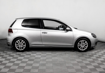Подержанный автомобиль Volkswagen Golf Hatchback 2011 года (4 фото)