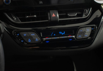 Подержанный автомобиль Toyota C-HR 2020 года (15 фото)