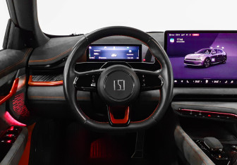 Подержанный автомобиль Zeekr 001 2023 года (11 фото)