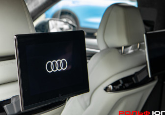 Подержанный автомобиль Audi A8 2022 года (19 фото)