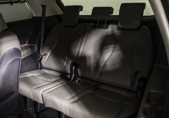 Подержанный автомобиль Kia Carnival 2025 года (16 фото)