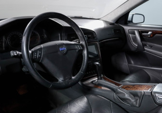 Подержанный автомобиль Volvo S60 2006 года (14 фото)