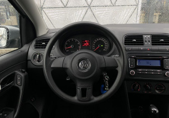 Подержанный автомобиль Volkswagen Polo Sedan 2011 года (12 фото)