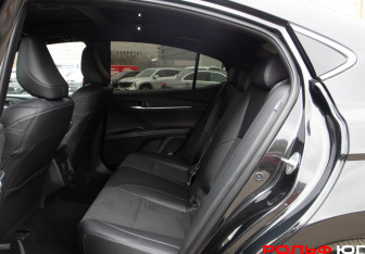 Подержанный автомобиль Toyota Camry Sedan 2024 года (8 фото)