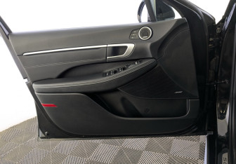 Подержанный автомобиль Hyundai Sonata 2021 года (22 фото)