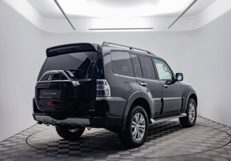 Подержанный автомобиль Mitsubishi Pajero 2017 года (5 фото)