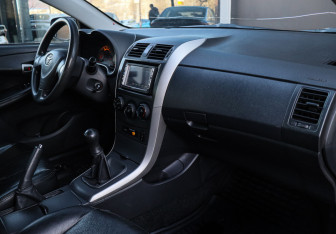 Подержанный автомобиль Toyota Corolla Sedan 2007 года (7 фото)