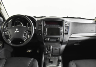 Подержанный автомобиль Mitsubishi Pajero 2014 года (9 фото)
