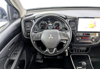 Подержанный автомобиль Mitsubishi Outlander 2018 года (21 фото)