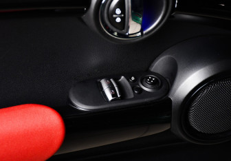 Подержанный автомобиль MINI Hatch 2019 года (15 фото)